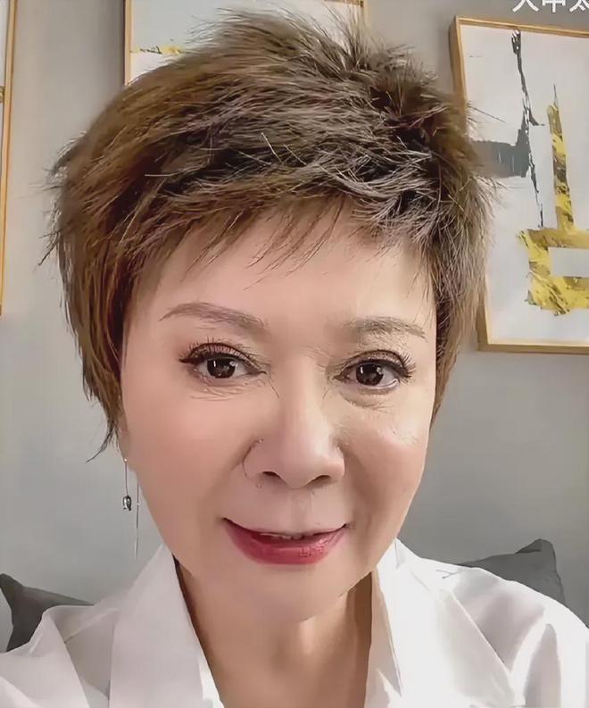 奇怪看着像孙悟空！OG真人蔡明这脸好(图1)