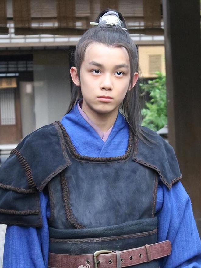 拉碴似胡歌皮肤黝黑大秀胸肌和八块腹肌OG真人游戏26岁吴磊近照曝光胡子(图4)