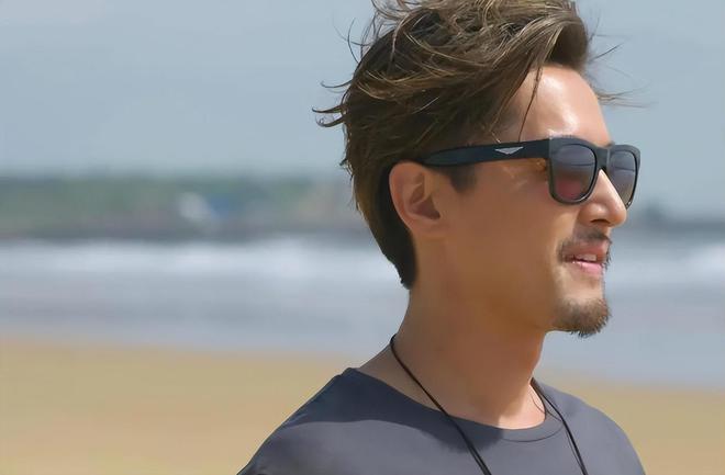 拉碴似胡歌皮肤黝黑大秀胸肌和八块腹肌OG真人游戏26岁吴磊近照曝光胡子(图6)