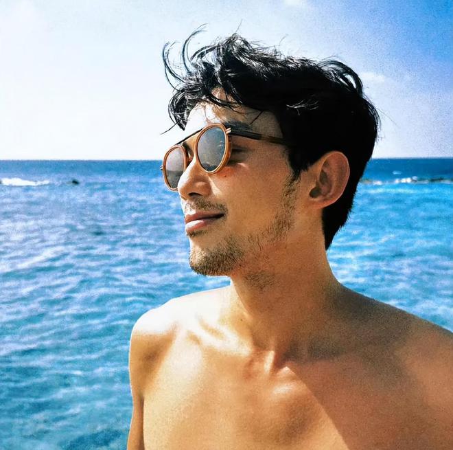 拉碴似胡歌皮肤黝黑大秀胸肌和八块腹肌OG真人游戏26岁吴磊近照曝光胡子(图9)