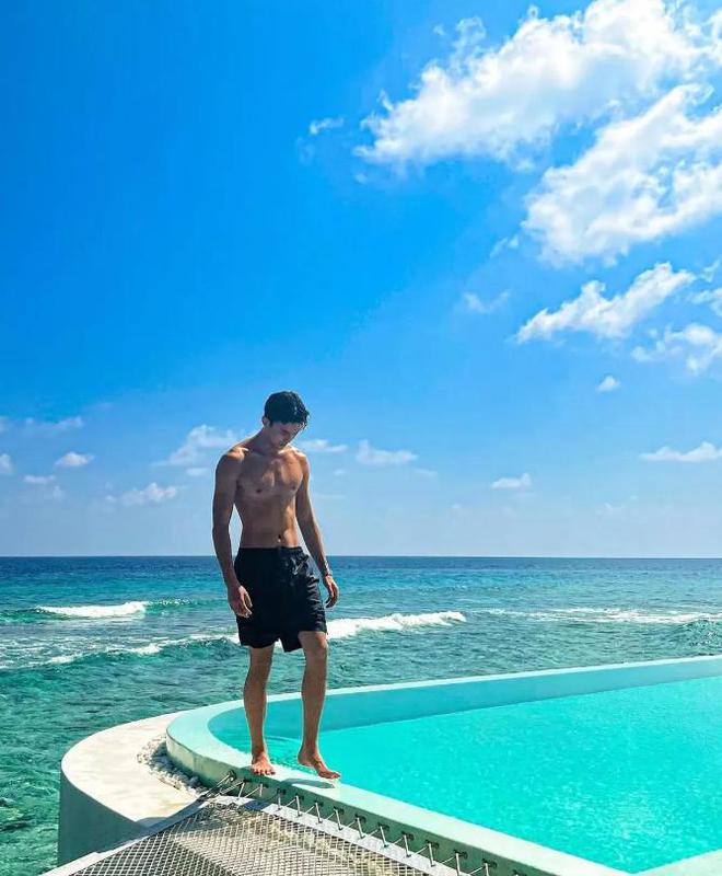 拉碴似胡歌皮肤黝黑大秀胸肌和八块腹肌OG真人游戏26岁吴磊近照曝光胡子(图20)